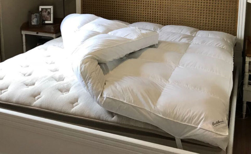 Pillow top muito macio sobre um colchão com uma ponta dobrada
